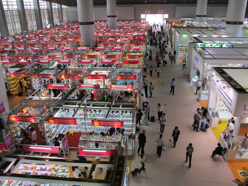Corredores da Canton Fair vistos de cima, cheios de estandes
