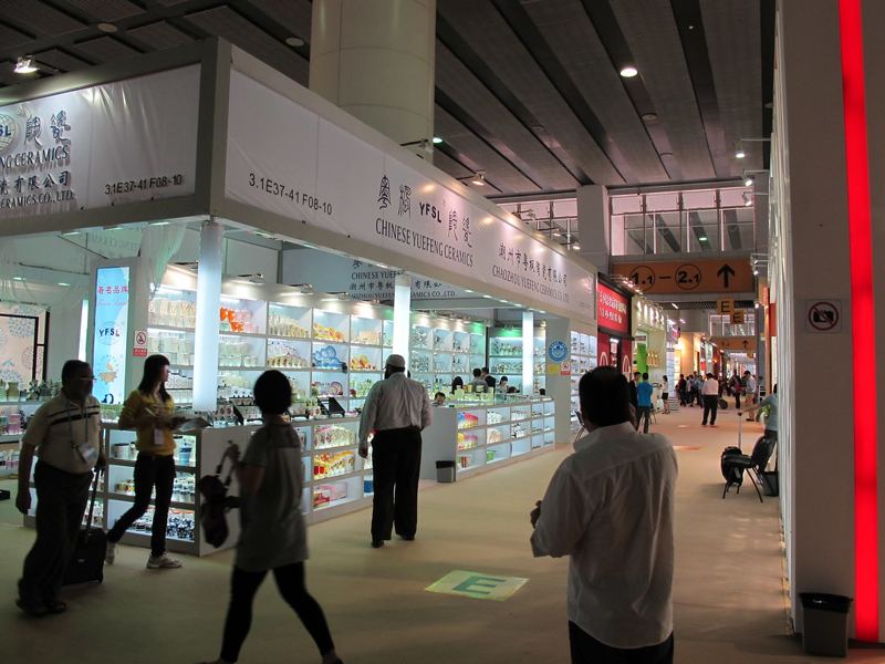 Visitantes nos estandes da Canton Fair