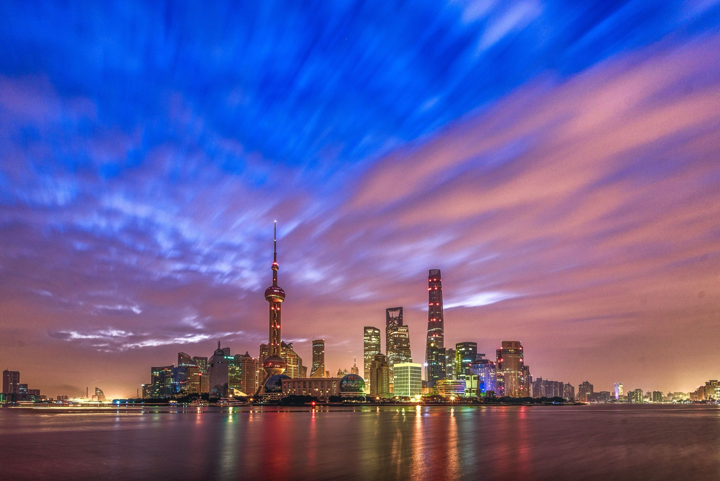 Skyline de Pudong ao anoitecer, em Xangai