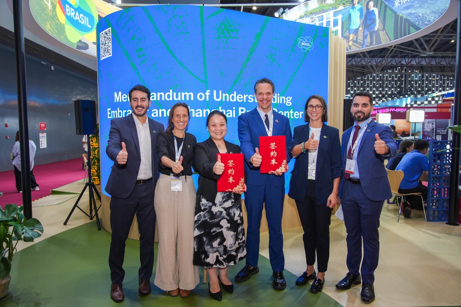 Estande do Brasil na ITB China 2026, em Shanghai: a Embratur celebra a isenção de visto para cidadãos chineses, com a assinatura de um memorando de entendimento com o Shanghai Brazil Center.
