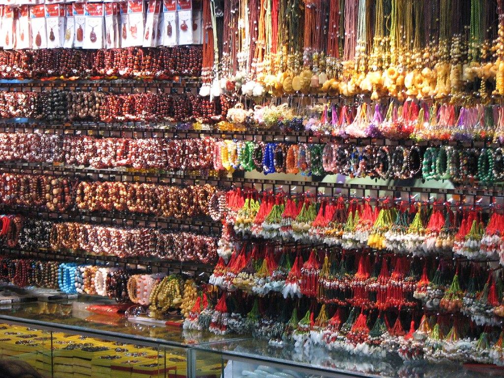 Parede de bijuterias coloridas numa loja do mercado de Yiwu