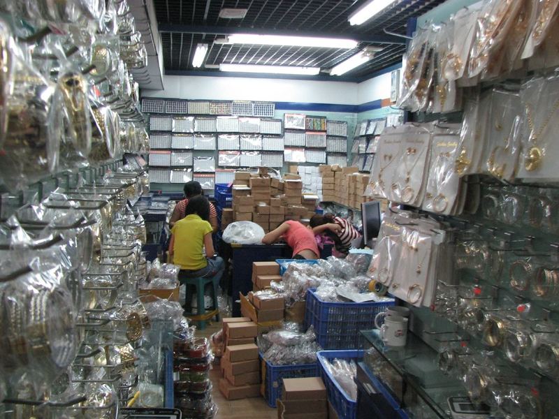 Lojistas com caixas de mercadoria em Yiwu