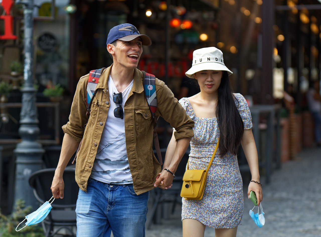 tourists, couple, happy-7377784.jpg