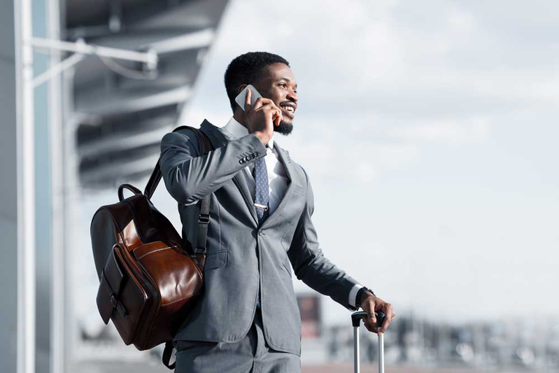 homem com mala em viagem corporativa braztrip agencia de viagens
