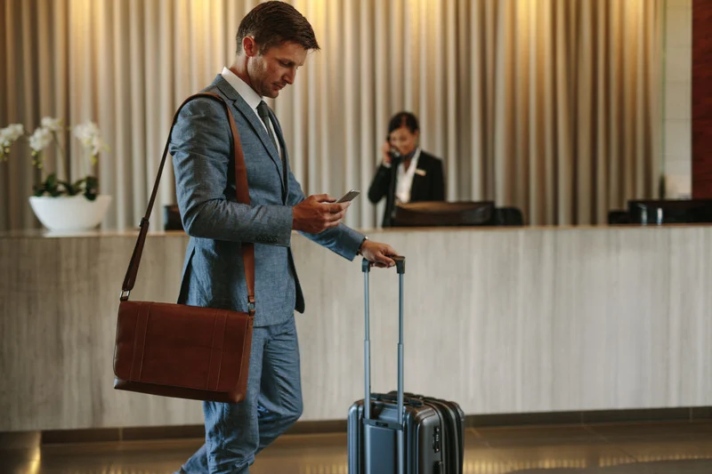 homem elegante com mala em hotel de luxo braztrip agencia de viagens