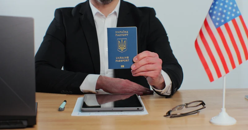 homem segurando visto de viagens braztrip agência de viagens