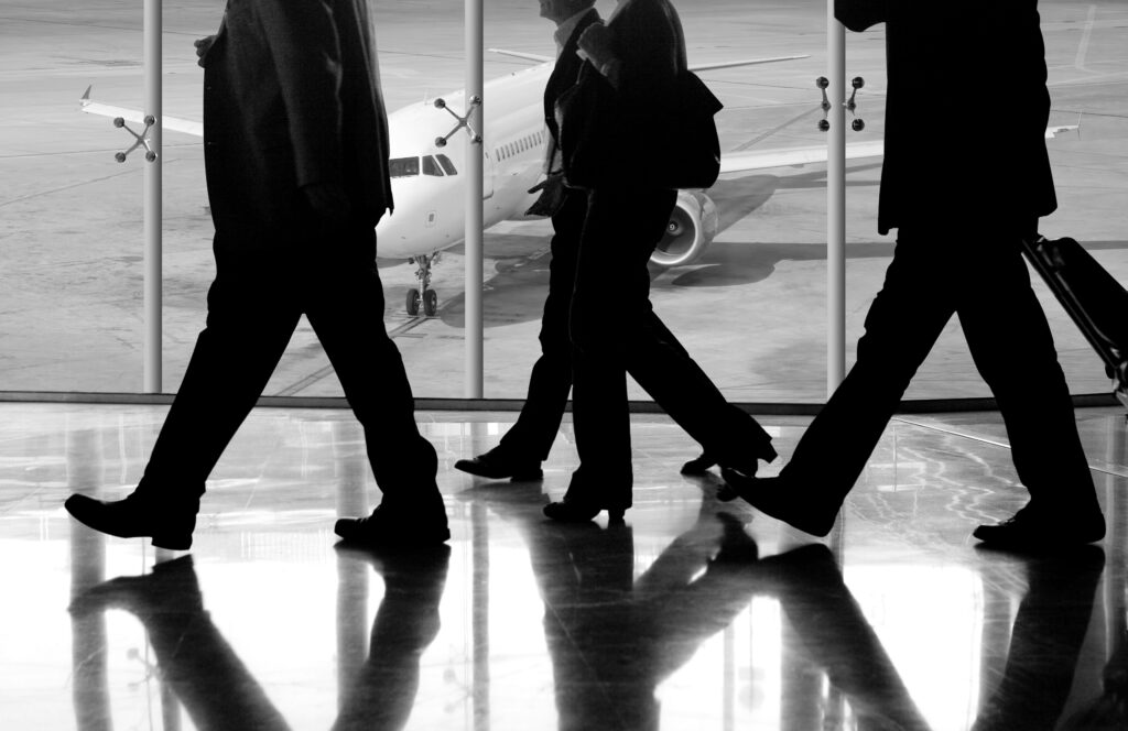 pessoas caminhando pelo aeroporto