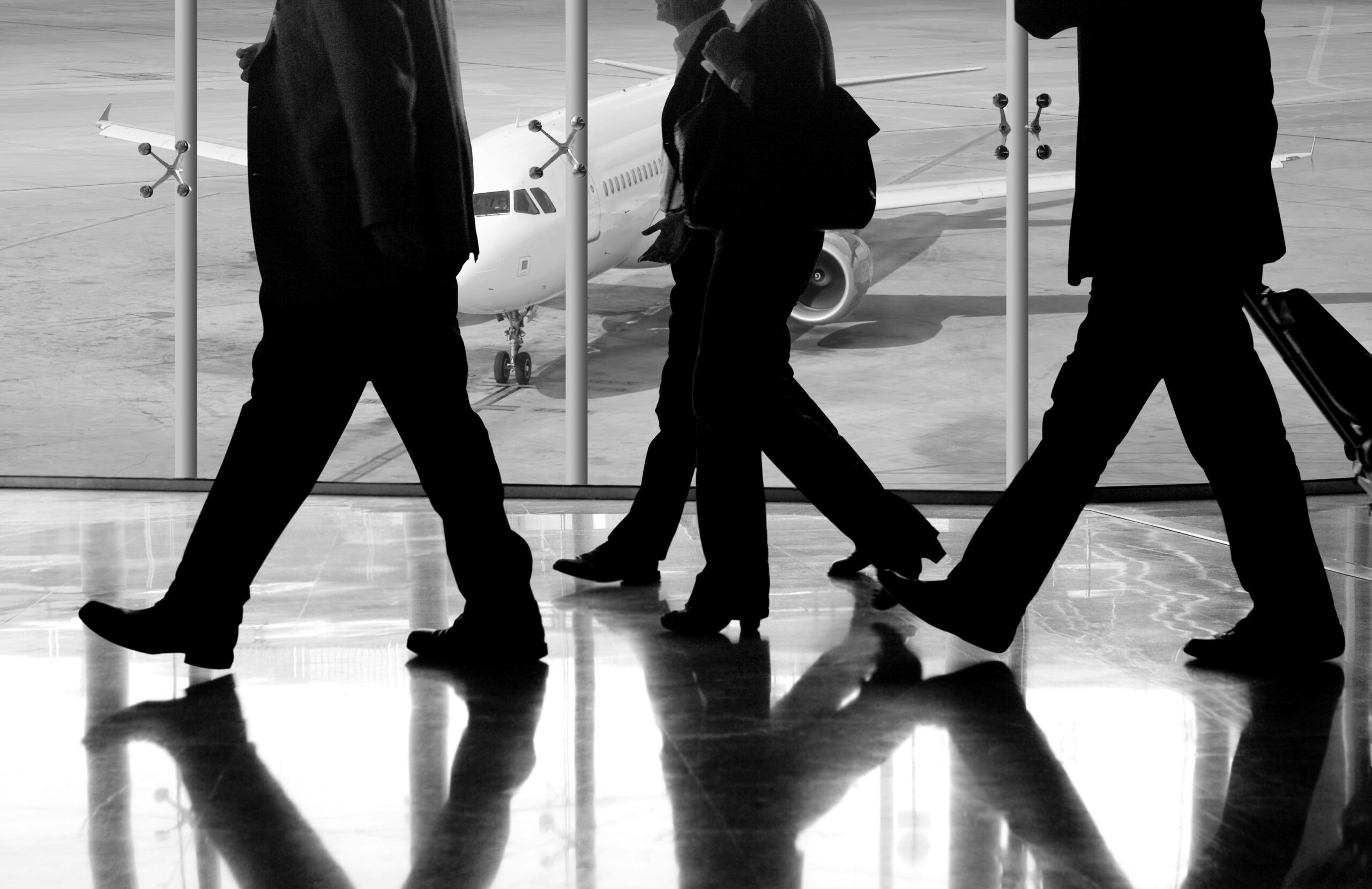 pessoas caminhando pelo aeroporto